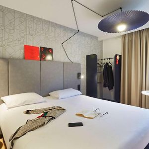 Zimmer mit Kingsize-Bett